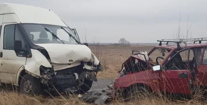 Лоб у лоб: на Волині зіткнулися ВАЗ і бус (фото, відео)
