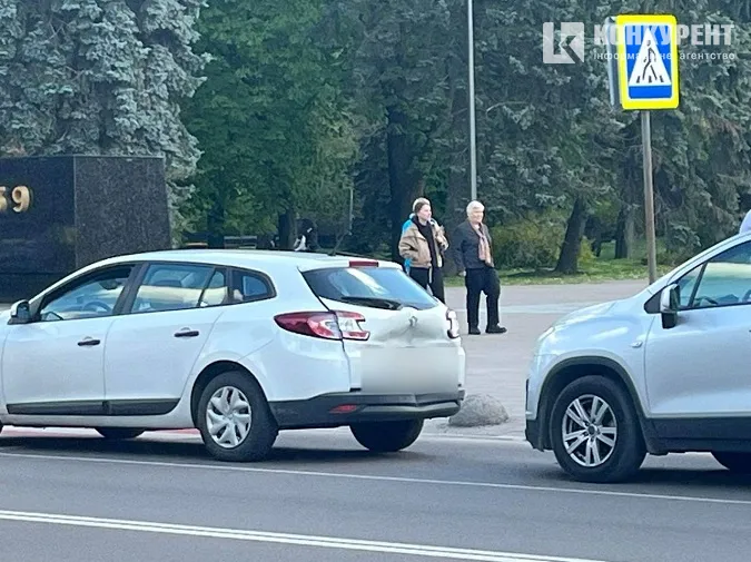 У Луцьку біля меморіалу Chevrolet влетів в Renault (фото)
