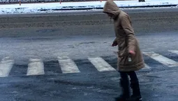 Ожеледиця "захопила" Луцьк зненацька (фото, відео)
