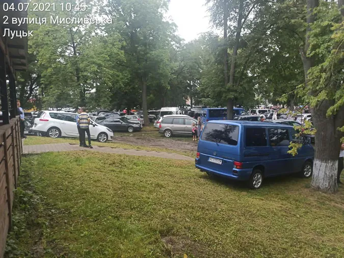 У Луцьку кількадесят християн припаркували авто просто на газоні (фото, відео)