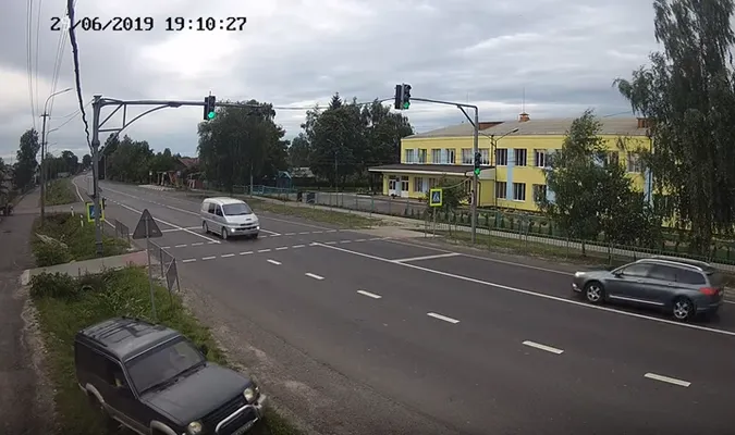 У Княгининку камера впіймала автохама, який проїхався газоном (відео)