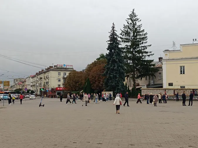 У пам'ять про загиблих захисників Луцьк зупинився в хвилині мовчання (фото)