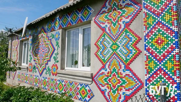 Волинянин «вишив» свій будинок пластиковими кришками (фото, відео)