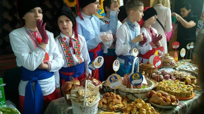 У луцькій гімназії відбувся благодійний ярмарок – збирали гроші для онкохворих дітей (фото, відео)