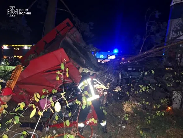 Водія вирізали з кабіни: на Маневиччині вантажівка злетіла у кювет (фото)