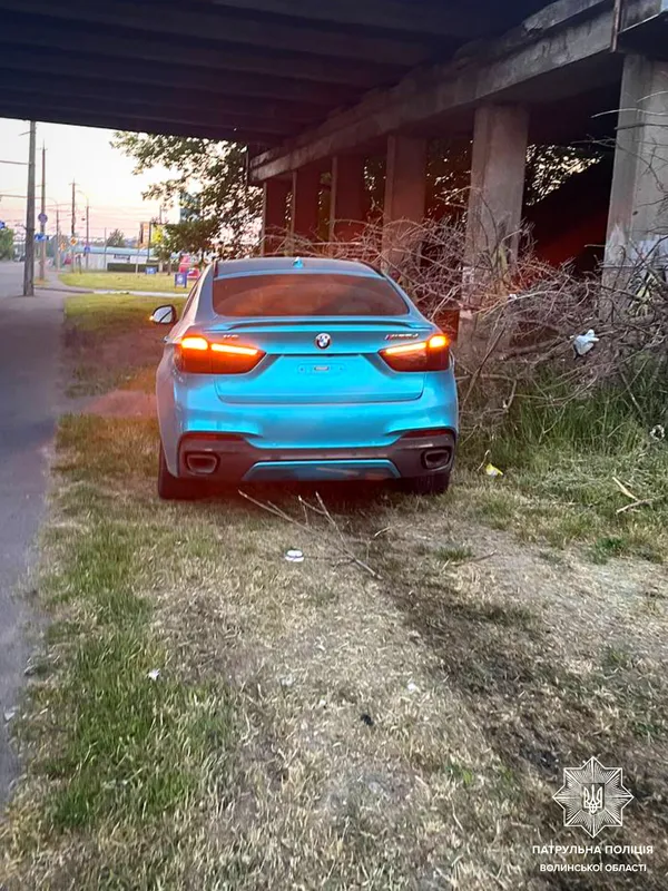 У Луцьку BMW Х6 злетіла з дороги та збила дорожній знак (фото)