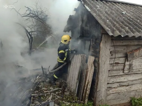 Пожежа на Володимирщині: в пенсіонера згоріло пів хати (фото)