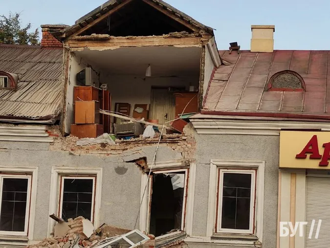 У Володимирі почали розбирати будинок, який обвалився (фото)