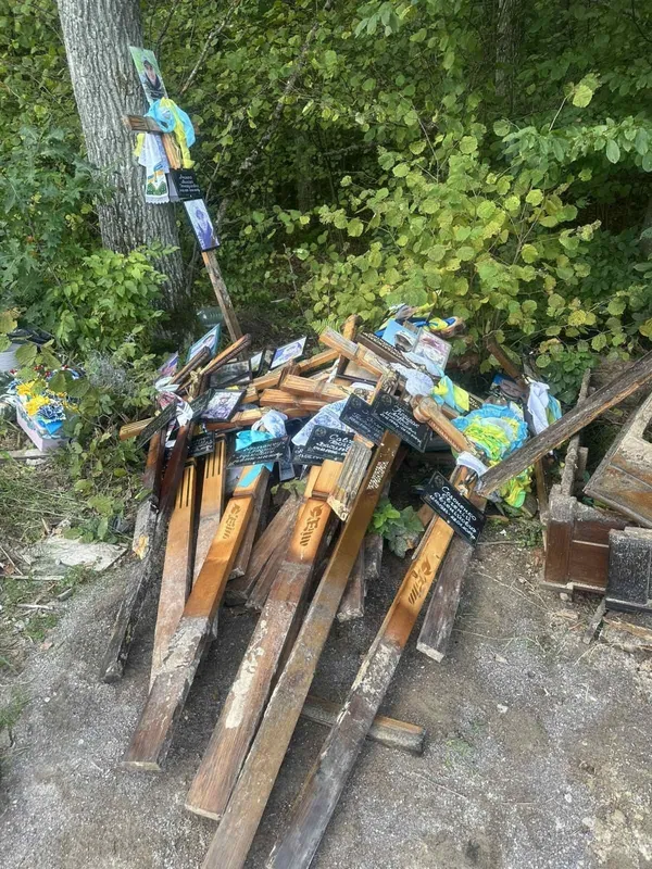 У Ківерцях підняли шум через знайдені біля лісу хрести з портретами загиблих воїнів: мер пояснив ситуацію