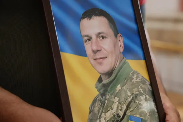 У Луцьку в останню дорогу провели двох Героїв – Артема Біломоїна та Вадима Попишова (фото)