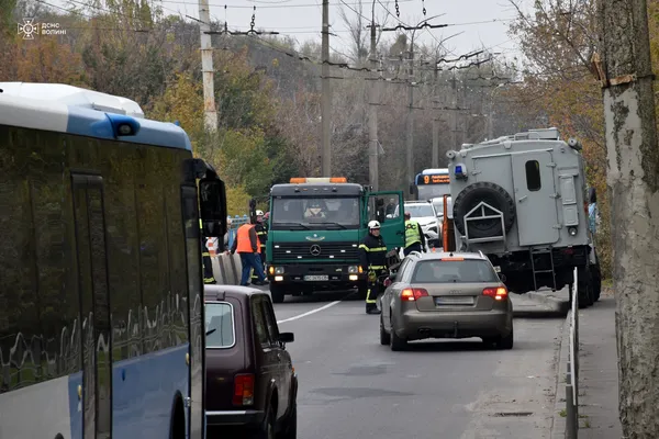 Авто з водійкою всередині перекинулося на дах: деталі аварії у Луцьку (фото)