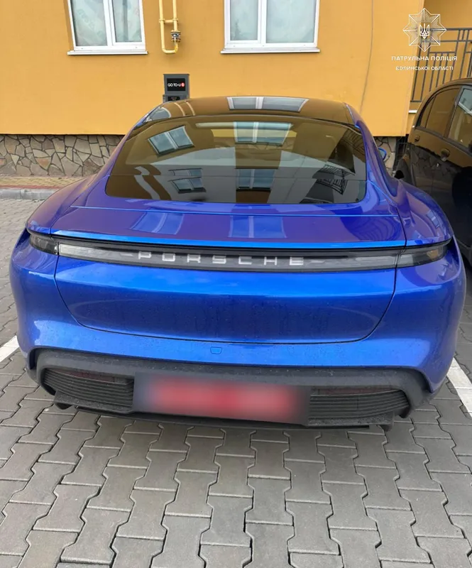 У Луцьку водій на Porsche втаранив паркан і втік (фото)