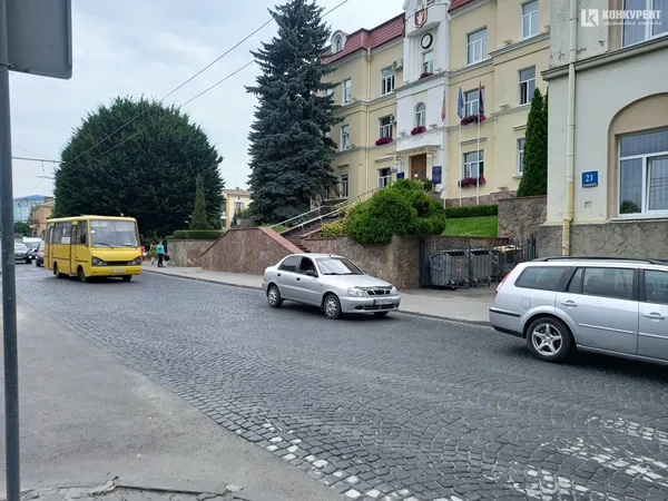 У Луцьку в маршрутки під час руху відлетіло колесо (фото)