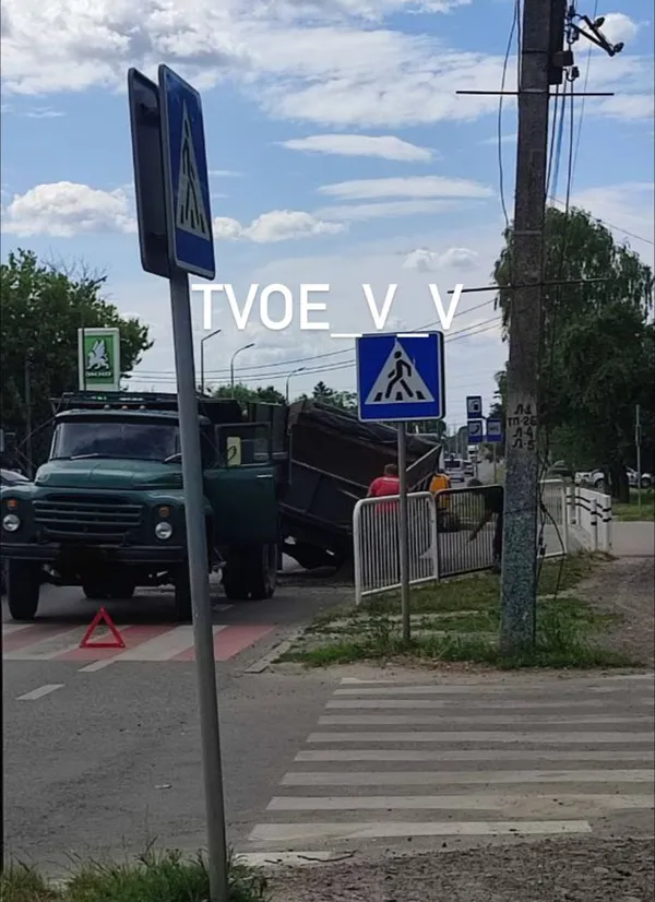 У Володимирі серед дороги у вантажівки відвалились колеса (фото)