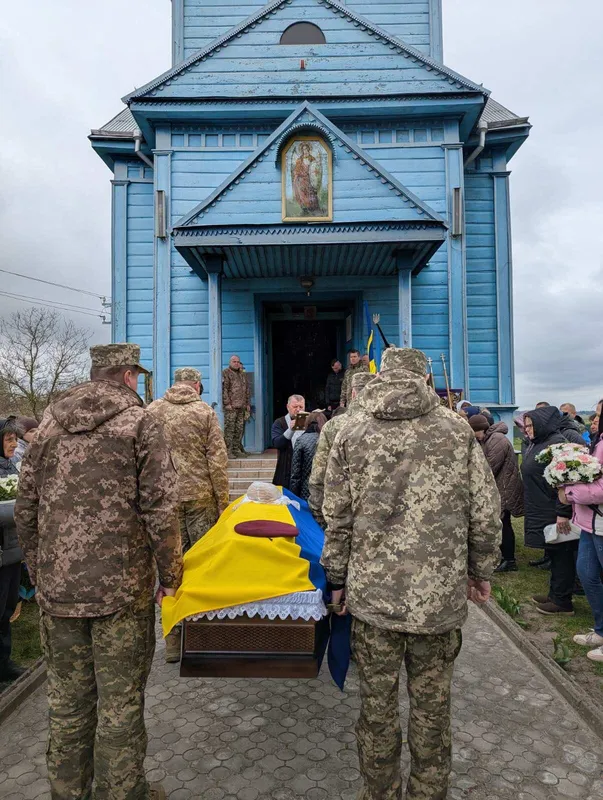 Не встиг створити сім'ю із коханою: на Волині попрощалися з воїном Дмитром Новосадом (фото)