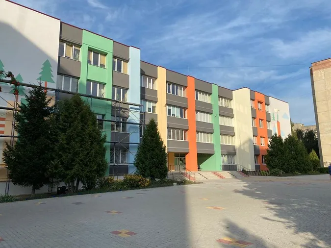 Яскраво і зі смаком: як виглядає новий фасад 26 школи (фото)