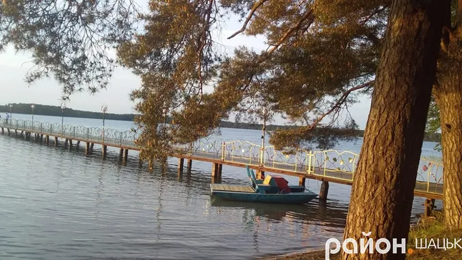 Для весільних фотосесій: на волинському озері з'явився «Місток закоханих»