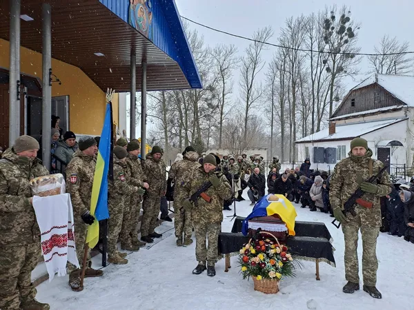 За свої кошти купував автівки для підрозділу: на Волині попрощалися з воїном Олександром Нагалюком