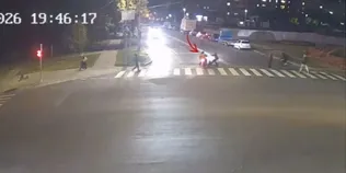 У Луцьку скутерист збив керманича самоката та втік: момент ДТП потрапив на камери (відео)