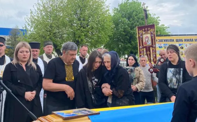 Зовсім юний: у Луцькому районі попрощалися із воїном Романом Романюком (фото)