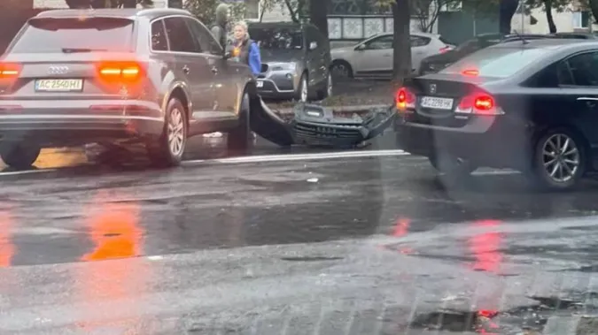 «Передок» – вщент: у Луцьку на Відродження не розминулись три автівки (фото)
