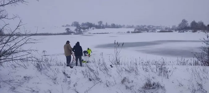 Один із них провалився у воду: на Волині двоє дітей застрягли на кризі (фото)