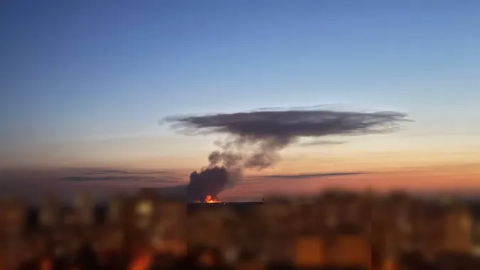 На Київщині масштабна пожежа з вибухами: горять склади після ворожого влучання (відео)