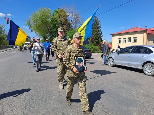 На похорон приїхав «англійський брат»: у Ковелі попрощалися з воїном Володимиром Карпуком (фото)