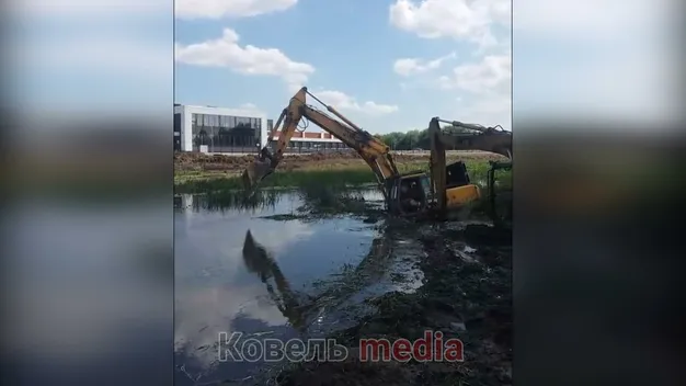 У Ковелі чистили Турію та втопили два екскаватори (фото, відео)