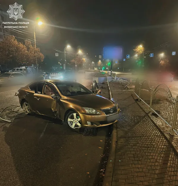 У Луцьку п'яний водій розтрощив паркан і втік з місця ДТП: патрульні швидко його розшукали