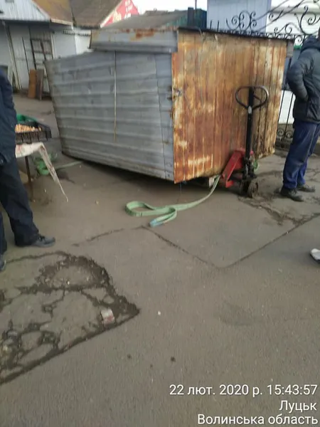 Нові фото зі Старого ринку: муніципали безплатно допомагають підприємцям переїжджати
