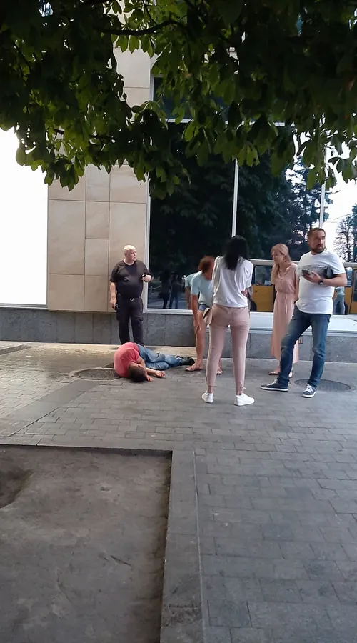 Біля Луцького ЦУМу лежить непритомний чоловік (фото, відео)