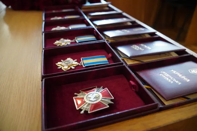 «Ми в боргу перед кожним Героєм»: на Волині родинам загиблих захисників вручили нагороди (фото)