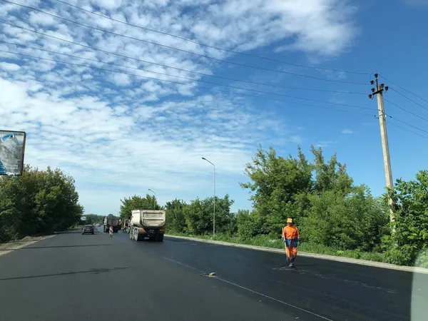 Робота кипить: як ремонтують об'їзну на Рованці (фото)