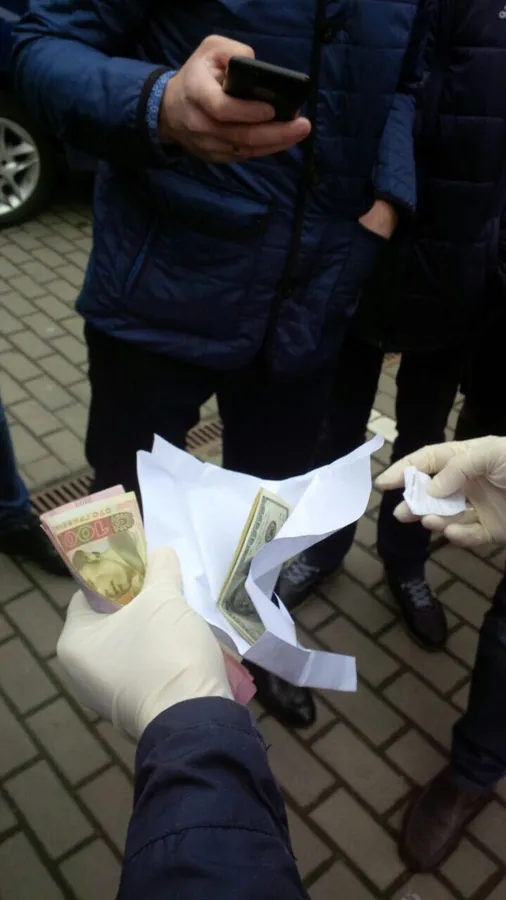 На хабарі «взяли» головного спеціаліста луцького військкомату (фото)