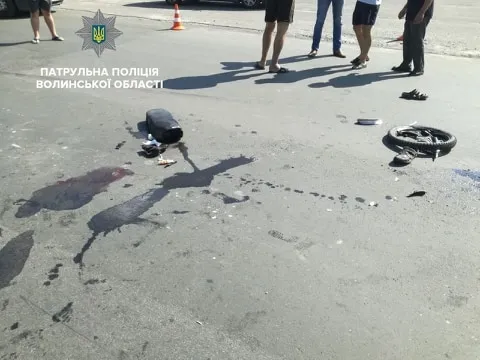 Через 50-річного мопедиста госпіталізували двох юних дівчаток (фото)
