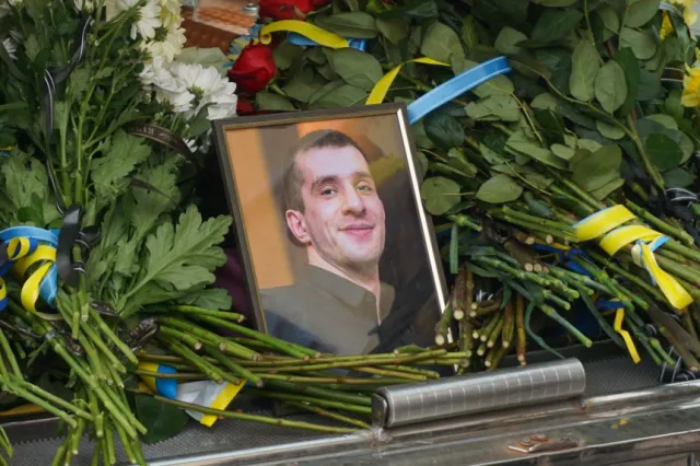 Він хотів би, щоб ми посміхались: Луцьк попрощався із Героєм Андрієм Романовим (фото)