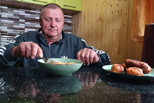 Федір Бегеза куштує голубці