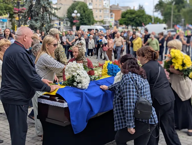 Майже рік вважався зниклим безвісти: Ковель навколішки попрощався з Героєм Віктором Дорощуком