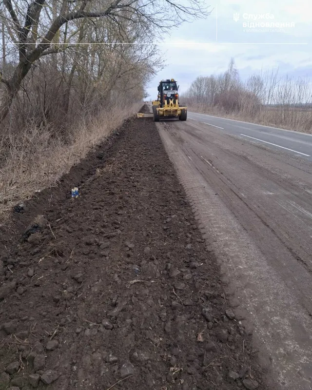 На Волині розчищають узбіччя важливих доріг: для чого (фото)