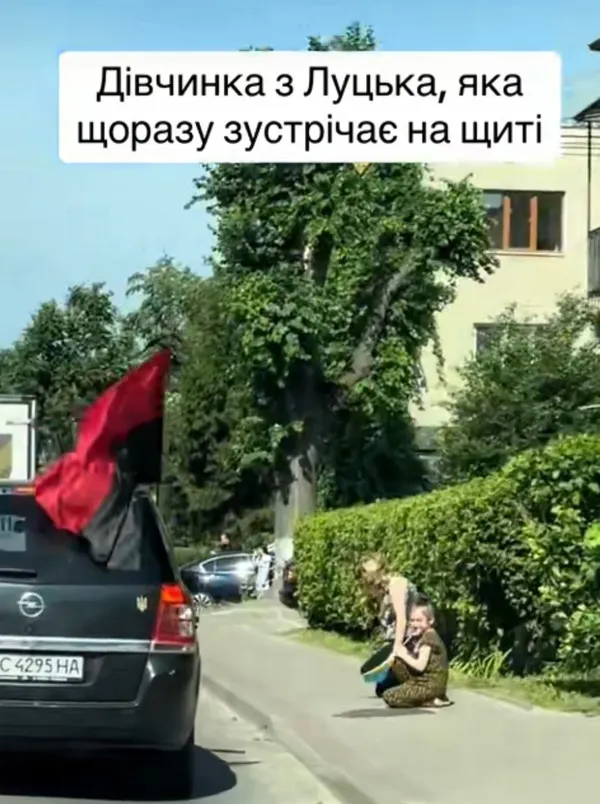 Щемко до сліз: маленька лучанка зустрічає кожен екіпаж «На щиті» (відео)