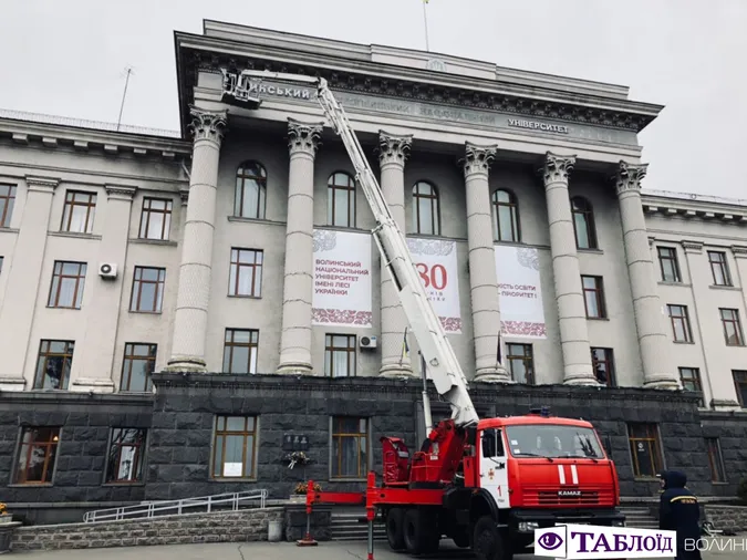 На головному корпусі ВНУ змінюють вивіску (фото)