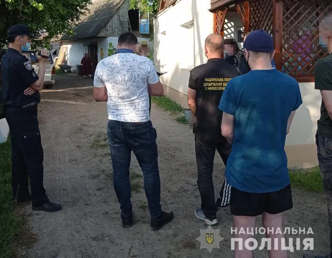 У Ковельському районі під час обшуків знайшли наркотики та пістолети (фото)