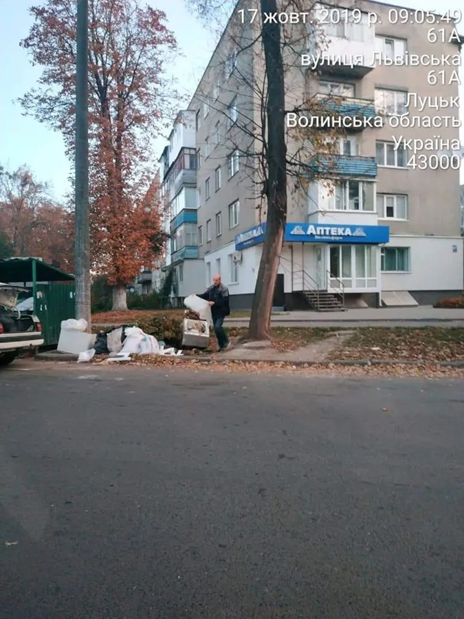 Лучанина покарали за те, що підкидав мішки зі сміттям під контейнери (фото)