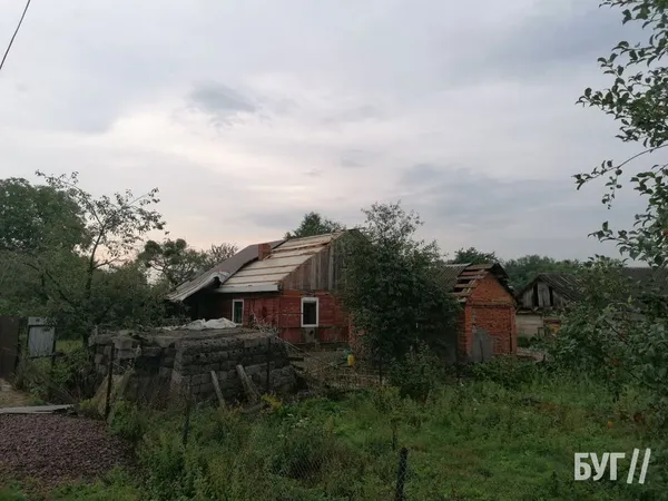 Зірвані покрівлі і повалені дерева: на Волині вирувала негода (фото)