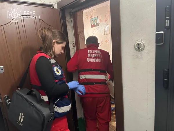 У Нововолинську рятувальники штурмували балкон баготоповерхівки: що сталося (фото)