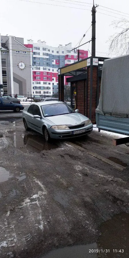 Паркуються на тротуарах: у Луцьку оштрафували 9 водіїв (фото)