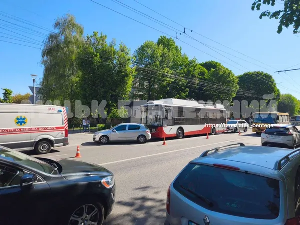 У центрі Луцька тролейбус вʼїхав у легковик (фото)