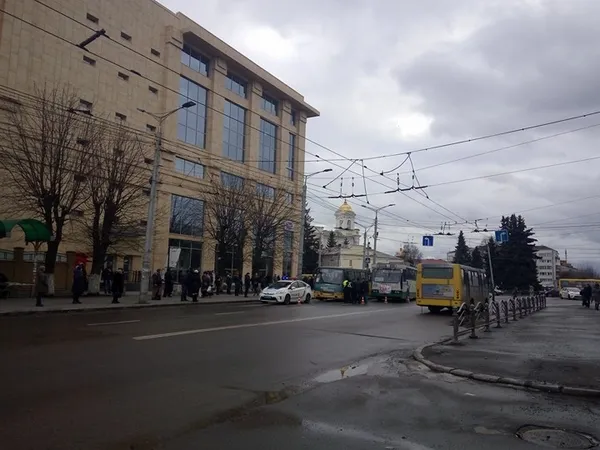 У центрі Луцька тролейбус протаранив дві маршрутки (фото)