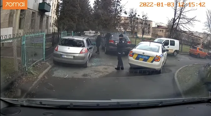 У Луцьку невідомі розтрощили припаркований у дворі Renault (фото, відео)